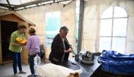 Residents cook under a tent in San Pellegrino near Norcia, on November 2, 2016 three days after a 6.5 magnitude earthquake hit central Italy. AFP / FILIPPO MONTEFORTE