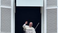 Pope Francis waves to pilgrims, gathered in St. Peter's square at Vatican, from the window of his appartment during his weekly general sunday audience on February 28, 2016. (AFP / VINCENZO PINTO) 