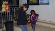 This handout picture released by the Italian police (Polizia di Stato) on November 23, 2016, shows police officer Maria Volpe taking care of Oumoh, 4, a young Ivoirian migrant arrived on November 5, 2016 in Lampedusa. AFP / Polizia di Stato - Italian Poli