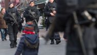 Armed police patrol at the Christmas market outside the Centro, one of Germany's largest shopping and leisure centers, in Oberhausen, western Germany on December 23, 2016. AFP / dpa / Bernd Thissen

