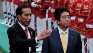Indonesian President Joko Widodo (L) and Japanese Prime Minister Shinzo Abe inspect the honour guards during a welcoming ceremony at the Bogor Palace, West Java, Indonesia January 15, 2017. REUTERS/Beawiharta