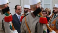 French President Francois Hollande reviews French Foreign legion troops during an official visit to the Canal du Midi in Castelnaudary, southern France, November 19, 2016 (AFP / Guillaume HORCAJUELPO) 