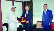 Ali Abdulateef Al Misnad (left), Qatar Chamber’s Member and Honorary Treasurer, hnouring the members of the delegation from Tatarstan.