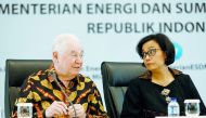 Indonesia’s Finance Minister Sri Mulyani Indrawati (right) and Freeport McMoRan Chief Executive Officer Richard Adkerson are seen at the start of a news conference at the Ministry of Energy and Mineral Resources in Jakarta, yesterday. 