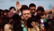 (File photo) Turkish President Recep Tayyip Erdogan (C) waves to supporters on November 6, 2017 during the launch of a project to built a new opera house in Istanbul.  AFP / OZAN KOSE
