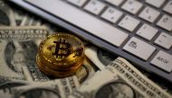 Bitcoin (virtual currency) coins placed on Dollar banknotes, next to computer keyboard, are seen in this illustration picture, November 6, 2017. REUTERS/Dado Ruvic/Illustration/File Photo
