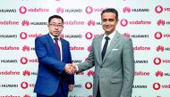 Mahmud Awad (right), Chief Business Officer, Vodafone Qatar shaking hands with Zong Yan, CEO, Huawei Qatar.