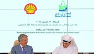 Saad Sherida Al Kaabi (right), Qatar Petroleum President & CEO, signing the Guiding Principles document as Ben van Beurden, CEO, Royal Dutch Shell looks on.