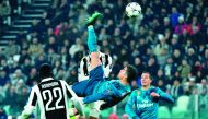 Real Madrid's Portuguese forward Cristiano Ronaldo (C) scores during the UEFA Champions League quarter-final first leg football match between Juventus and Real Madrid at the Allianz Stadium in Turin on April 3, 2018. AFP / Alberto Pizzoli