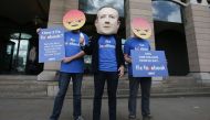 Protestors from the pressure group Avaaz demonstrate outside Portcullis house where Facebook's Chief Technology Officer Mike Schroepfer is to be questioned by members of parliament in London on April 26, 2018. / AFP / Daniel LEAL-OLIVAS
