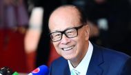 Hong Kong's richest man Li Ka-shing, 89, speaks to the press after a meeting with shareholders at the Harbour Grand hotel in Hong Kong on May 10, 2018, on the official day of his retirement.  AFP / Anthony Wallace