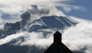 Archive Photo: Steam vents from the lava dome inside the crater of Mount St. Helens, Hawaii, October 2004. Reuters/Andy Clark AC/SV