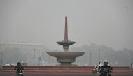 Commuters make their way along a road under heavy smog conditions near near the Indian parliament in New Delhi on November 9, 2020. / AFP / Sajjad HUSSAIN