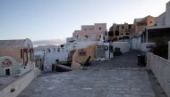 Empty streets in Oia on the island of Santorini, Greece, May 6, 2020. REUTERS/Alkis Konstantinidis/File Photo
