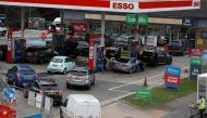 Drivers queue to enter a fuel station in London, Britain, September 25, 2021. REUTERS/Peter Nicholls