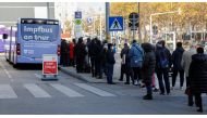 People wait in front of a vaccination bus during the coronavirus disease (COVID-19) outbreak, as Austria's government has imposed a lockdown on people who are not fully vaccinated, in Vienna, Austria, November 18, 2021. REUTERS/Leonhard Foeger
