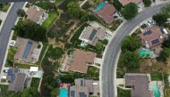 Solar panels are seen on rooftops amid the coronavirus disease (COVID-19) outbreak, in Santa Clarita, near Los Angeles, California, U.S., June 18, 2020. Picture taken June 18, 2020. REUTERS/Lucy Nicholson/File Photo