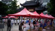 People line up to get tested for the coronavirus disease (COVID-19) at a nucleic acid testing site, following the coronavirus disease (COVID-19) outbreak, in Shanghai China July 12, 2022. REUTERS/Aly Song/File Photo