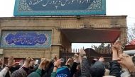 This grab taken from a UGC video made available on the ESN platform on March 4, 2023, shows families gathering and chanting slogans outside an education ministry building in Tehran, following poisoning attacks on students. (Photo by Anonymous/ESN / AFP) 

