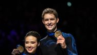 Gold medallists USA's Madison Chock and Evan Bates pose during the medals ceremony for the ice dance event during the ISU World Figure Skating Championships 2023 in Saitama on March 25, 2023. (Photo by Philip Fong / AFP)