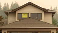 A “thank you all firefighters” sign is put in the front window of a house near Shannon Lake as the nearby McDougall Creek wildfires continue in West Kelowna, British Columbia on August 19, 2023. (Photo by Paige Taylor White / AFP)