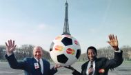 (FILES) Soccer legends, English Bobby Charlton (L) and Brazilian Sports Minister Pelé, pose on February 9, 1995 in front of the Eiffel tower. England World Cup winner and Manchester United great Bobby Charlton has died at the age of 86, it was announced on October 21, 2023. (Photo by Michel GANGNE / AFP)
