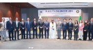 GCC Secretary-General Jasem Mohamed Albudaiwi and South Korea’s Trade Minister Ahn Duk-geun with other officials during the signing of Free Trade Agreement in Seoul, yesterday.