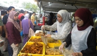 People buy food for Iftar during the holy month of Ramadan at a market in Bandar Seri Begawan, Brunei, March 2, 2025. (Photo by Haji Norazlan Othman/Xinhua)
