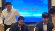 Director of Fish Affairs Department at the Ministry of Municipality Abdulaziz Al-Dehaimi (left) signing an agreement during the event.