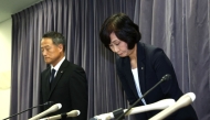 Japan Airlines President Mitsuko Tottori (R) apologizes at a press conference after receiving a letter of severe warning from the Ministry of Land, Infrastructure, Transport and Tourism, regarding a pilot's drinking scandal, in Tokyo on September 10, 2025. (Photo by JIJI Press / AFP) 