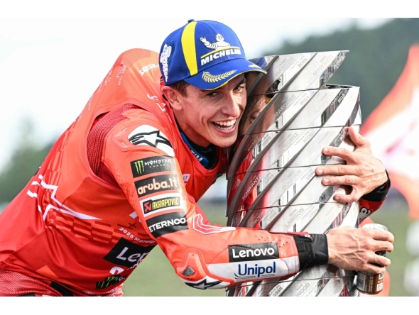 Ducati Lenovo Team's Spanish MotoGP rider Marc Marquez celebrates with the trophy after the MotoGP class race of the MotoGP Japanese Grand Prix at the Mobility Resort Motegi on September 28, 2025. (Photo by Toshifumi Kitamura / AFP)