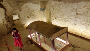 A tourist visits the tomb of King Amenhotep III in the Valley of the Kings near the city of Luxor on October 4, 2025. (Photo by AFP)