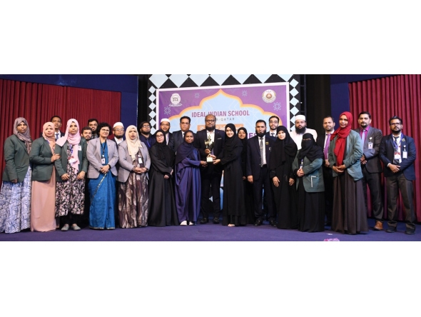 Students, teachers and officials at the prize awarding ceremony.