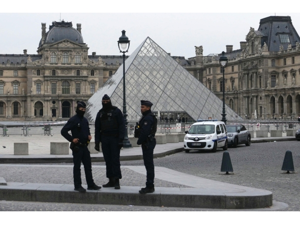 French police officers stand in front of the Louvre Museum after robbery, in Paris on October 19, 2025. (Photo by Dimitar Dilkoff / AFP) 