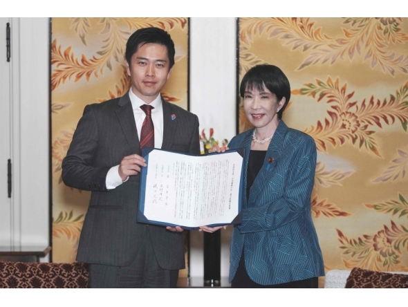 Japan's ruling Liberal Democratic Party (LDP) President Sanae Takaichi (R) and Japan Innovation Party (JIP) leader Hirofumi Yoshimura pose for the media on October 20, 2025. (Photo by Kazuhiro Nogi / AFP)