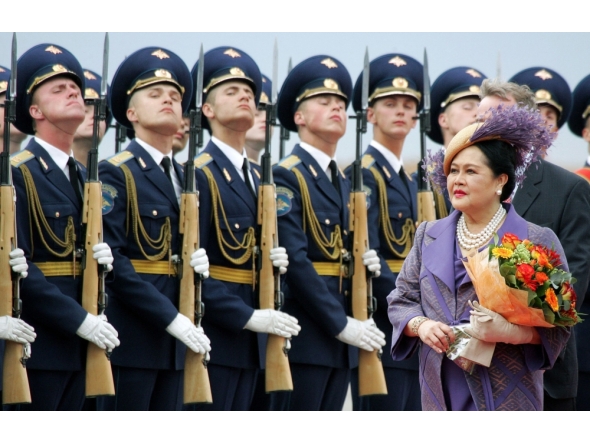 (Files) Thai Queen Sirikit reviews the honour guard upon arriving in Moscow on July 2, 2007. (Photo by Alexander Nemenov / AFP)