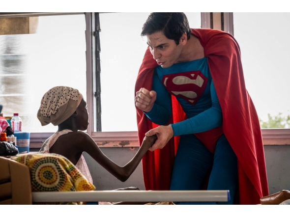 Leonardo Muylaert, known as the Brazilian Superman, greets a patient during a visit at the Korle Bu Teaching Hospital in Accra. (Photo by Claudia Lacave / AFP)
