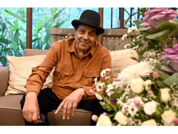 (Files) Bollywood actor Dharmendra poses for a photo on the occasion of his 88th birthday at his residence in Mumbai on December 8, 2023. (Photo by Sujit Jaiswal / AFP)