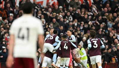 Aston Villa's Argentinian midfielder #10 Emiliano Buendia is mobbed by teammates after scoring the team's second goal during the English Premier League football match between Aston Villa and Arsenal at Villa Park in Birmingham, central England on December 6, 2025. (Photo by JUSTIN TALLIS / AFP)

