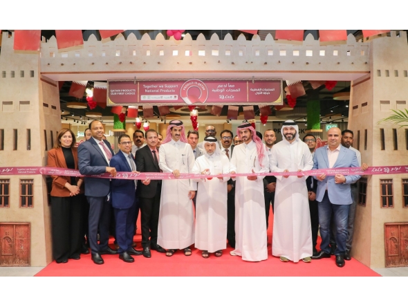 Officials from the Ministry of Municipality, the Ministry of Commerce and Industry, and LuLu Hypermarket Qatar launch the campaign at LuLu Hypermarket, Al Gharafa branch.