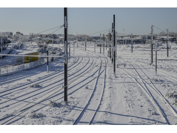 SNCF railway tracks are covered in snow in La Rochelle, western France, on January 6, 2026. (Photo by Amelia BLANCHOT / AFP)