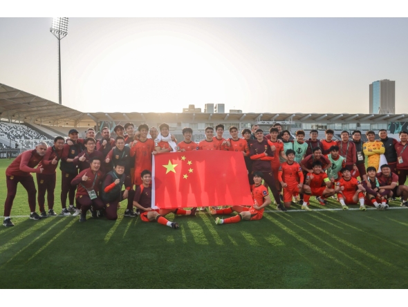 Team China pose for a photograph to celebrate qualifying to the knockout stage after the 2026 AFC U23 Asian Cup group D match between China and Thailand in Riyadh, Saudi Arabia, Jan. 14, 2026. (Xinhua/Wang Haizhou)