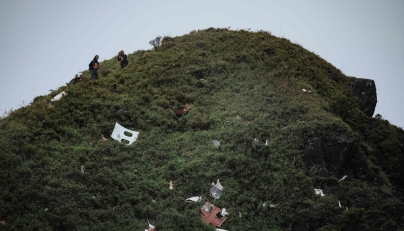 Search and rescue personnel prepare to carry the wreckage of an Indonesian Air Transport turboprop aircraft, a day after it crashed while en route from Yogyakarta to Makassar, at Mount Bulusaraung in South Sulawesi on January 18, 2026. (Photo by Muchtamir Zaide / AFP)