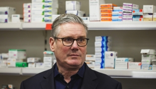 Britain's Prime Minister Keir Starmer pays a visit to a pharmacy at the Nelson Medical Practice health centre in Wimbledon, southwest London on January 26, 2026. (Photo by Adrian Dennis / Pool / AFP)