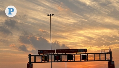 Early morning sunrise casts a golden glow over Al Majd Road in Doha. Picture by Shammas Kalathil / The Peninsula
