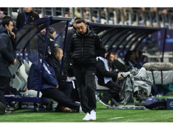 Marseille's Italian head coach Roberto De Zerbi reacts during the French L1 football match between Paris FC and Marseille in Paris on January 31, 2026. (Photo by Alain JOCARD / AFP)