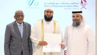 Undersecretary of the Ministry of Awqaf and Islamic Affairs H E Dr. Sheikh Khalid bin Mohammed bin Ghanem Al Thani and Ambassador of South Africa to Qatar H E Ghulam Hussein Asmal honouring a participant. 