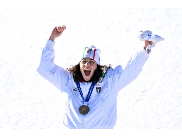 Gold medallist Italy's Federica Brignone (C) celebrates with team members after winning the women's giant slalom event during the Milano Cortina 2026 Winter Olympic Games at the Tofane Alpine Skiing Centre in Cortina d但mpezzo on February 15, 2026. (Photo by Tiziana FABI / AFP)