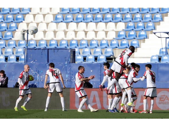 Rayo Vallecano's Spanish midfielder #21 Fran Perez (C) celebrates scoring his team's first goal with teammates during the Spanish league football match between Rayo Vallecano de Madrid and Club Atletico de Madrid at Butarque Stadium in Leganes, south of Madrid on February 15, 2026. (Photo by Pierre-Philippe MARCOU / AFP)