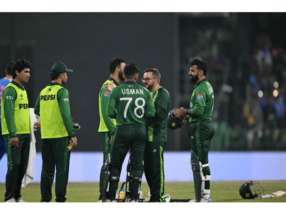 Pakistan's head coach Mike Hesson (2R) speaks with players during the 2026 ICC Men's T20 Cricket World Cup group stage match between India and Pakistan at the R Premadasa Stadium in Colombo on February 15, 2026. (Photo by Ishara S.KODIKARA / AFP)